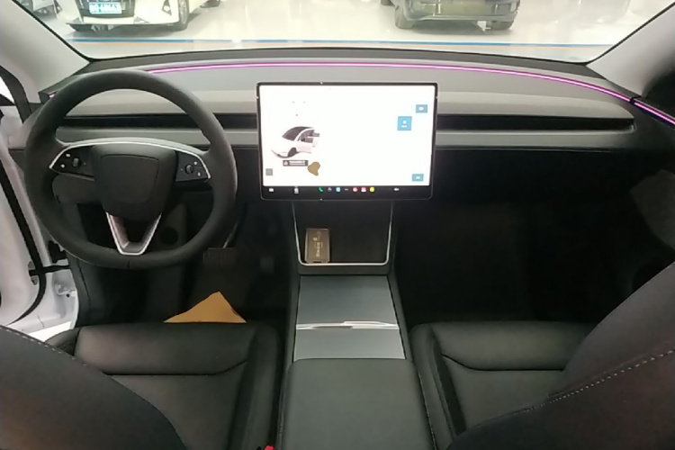 Tesla Model Y 2025 #10 Tesla Model Y 2025 car image #10