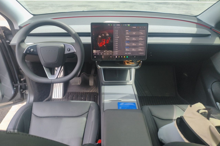 Tesla Model Y 2025 #11 Tesla Model Y 2025 car image #11