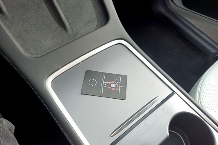 Tesla Model Y 2023 car image #9