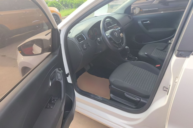 Volkswagen Polo 2019 car image #16