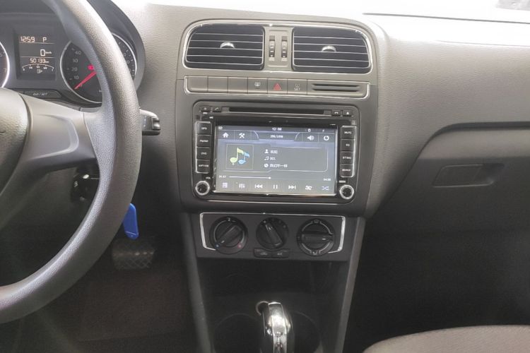 Volkswagen Polo 2016 car image #17