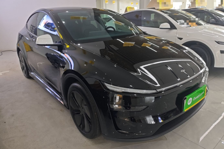 Tesla Model Y 2025 #4 Tesla Model Y 2025 car image #4