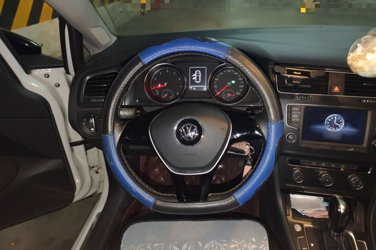 Volkswagen Golf 2017 car image #15