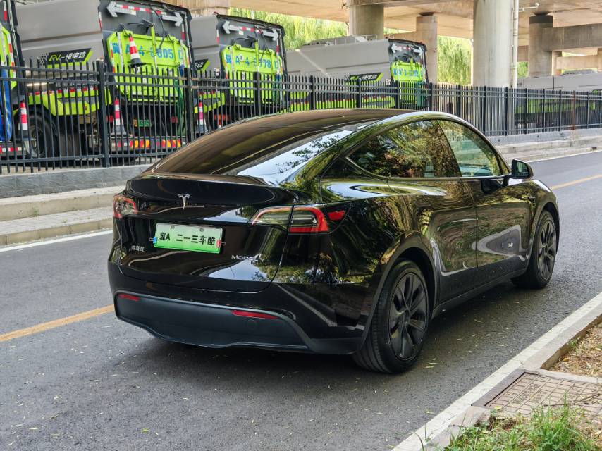Tesla Model Y 2023 car image #12