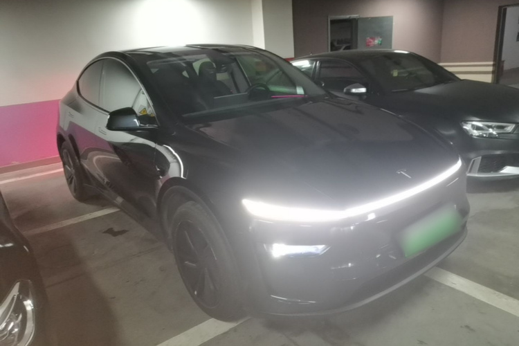 Tesla Model Y 2025 #4 Tesla Model Y 2025 car image #4