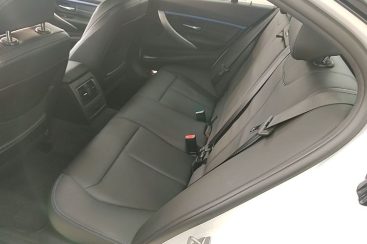 BMW 3 Series 2018 car image #13