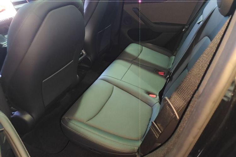 Tesla Model Y 2025 immagine di auto #13