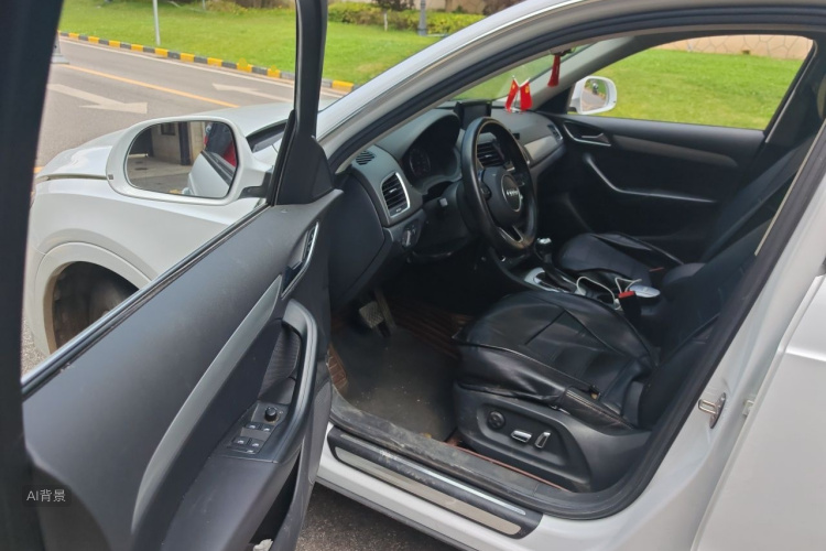 Audi Q3 2019 car image #18