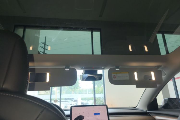 Tesla Model 3 2023 car image #18