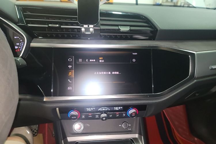Audi Q3 2020 car image #13