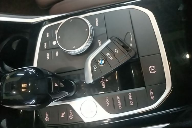 BMW 3 Series 2021 car image #9