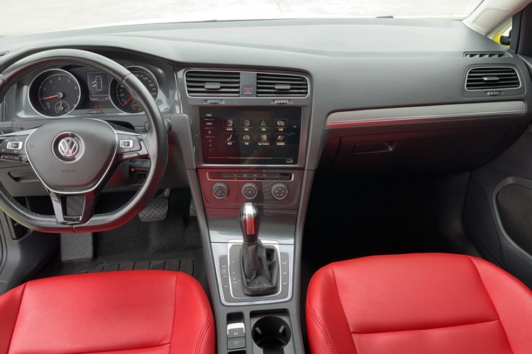 Volkswagen Golf 2020 car image #12