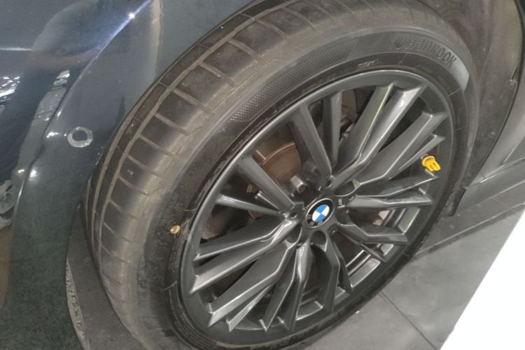 BMW 3 Series 2024 car image #9