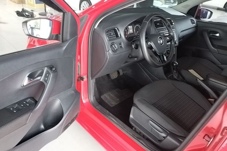 Volkswagen Polo 2015 car image #16