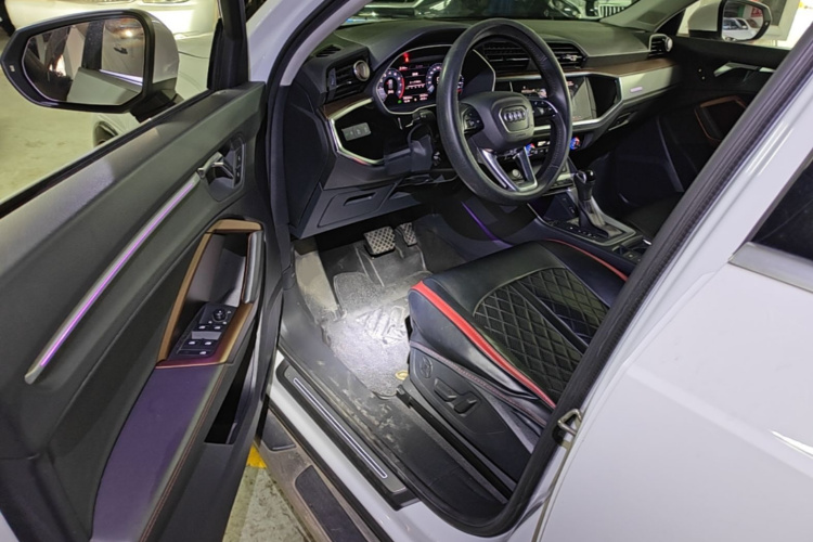 Audi Q3 2020 car image #16