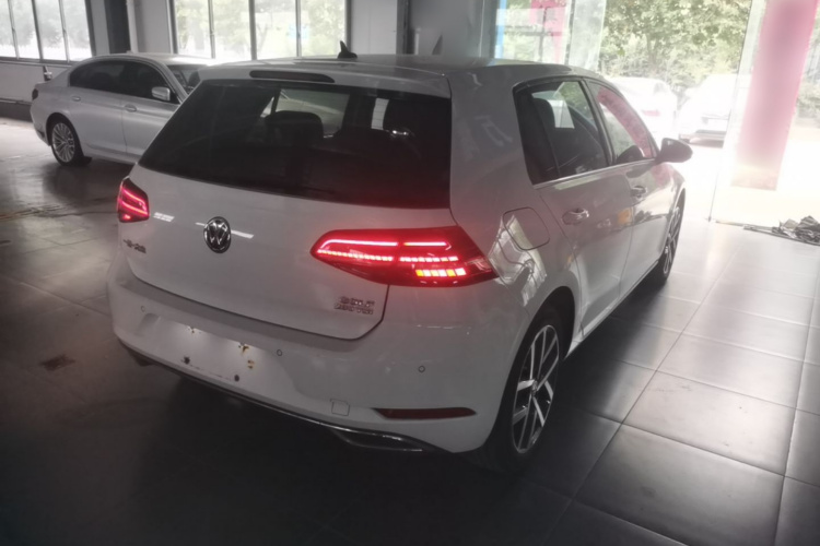 Volkswagen Golf 2020 car image #7