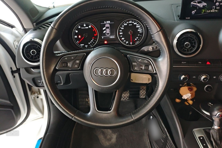 Audi A3 2019 car image #12