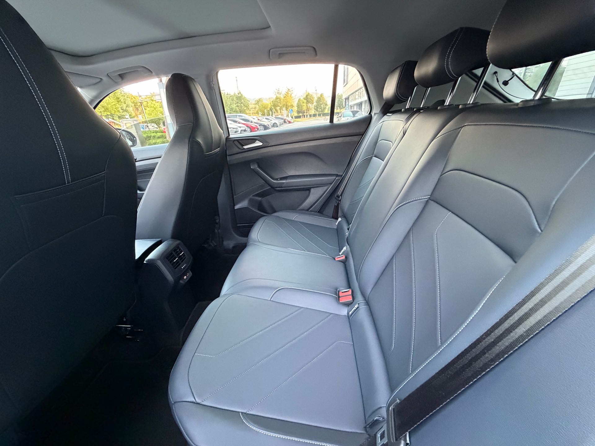 Volkswagen Tharu 2025 immagine di auto #5