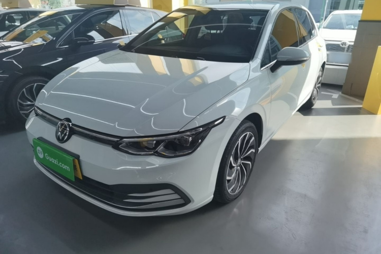 Volkswagen Golf 2023 car image #2