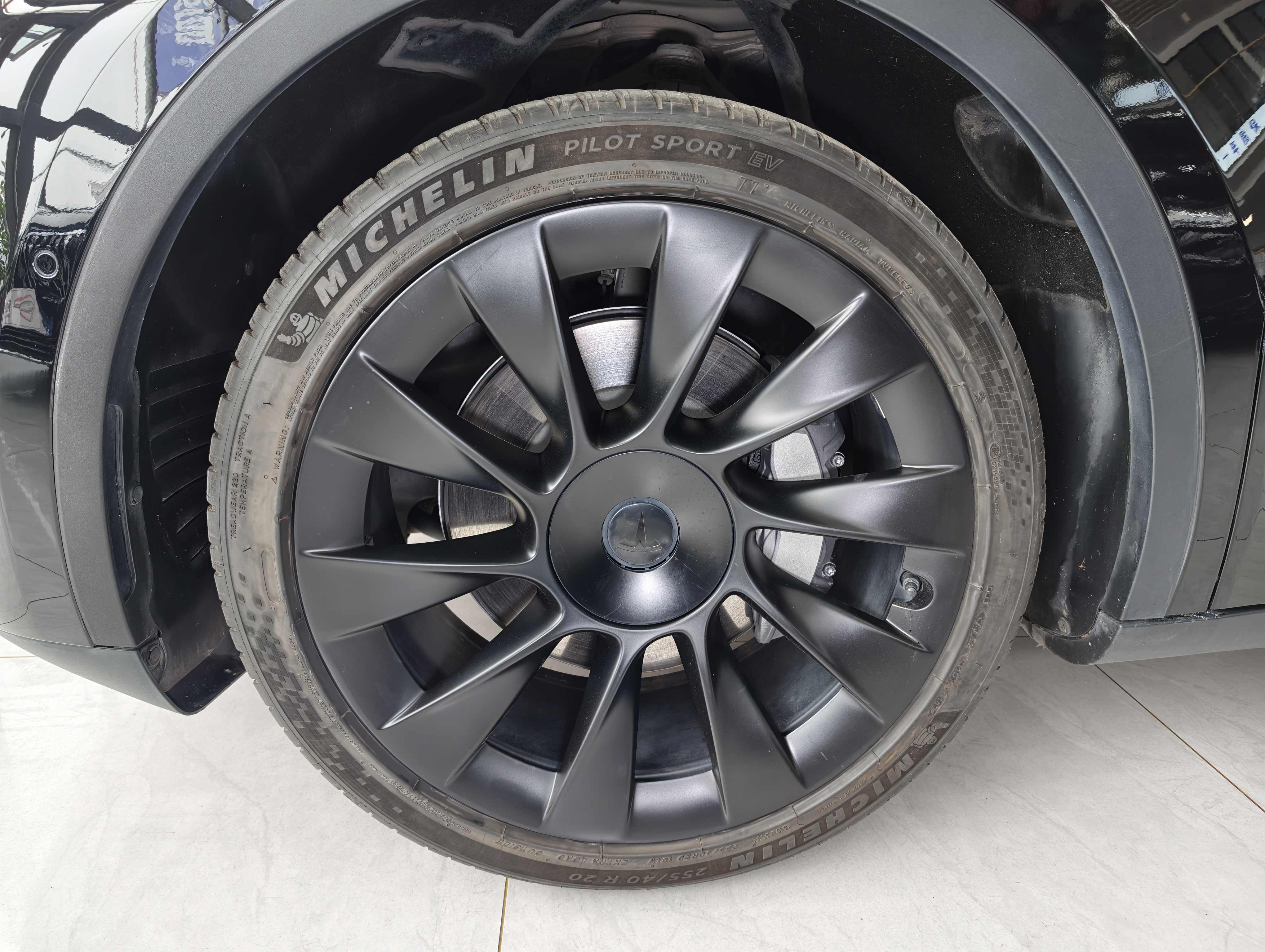 Tesla Model Y 2022 car image #12