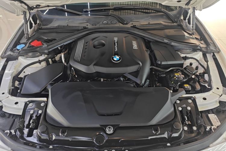 BMW 3 Series 2018 car image #20