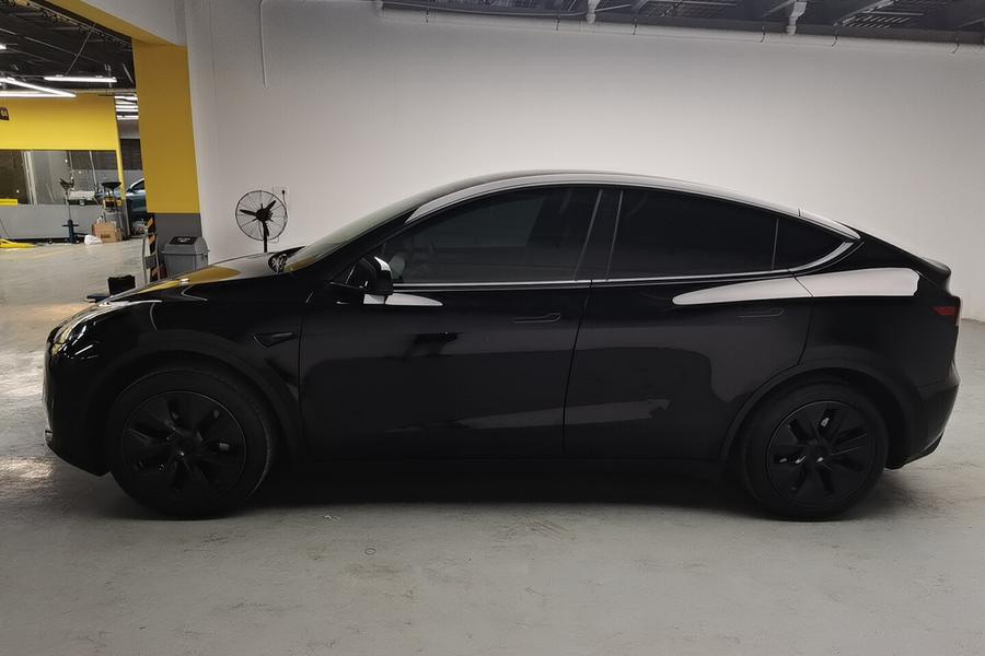 Tesla Model Y 2023 car image #2