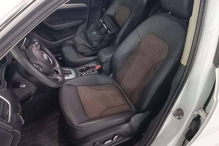 Audi Q3 2016 car image #15