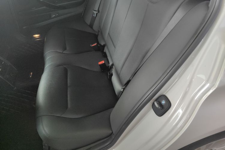 BMW 3 Series 2018 car image #17