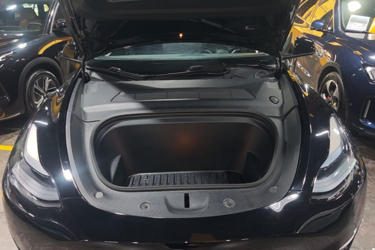 Tesla Model Y 2024 car image #20