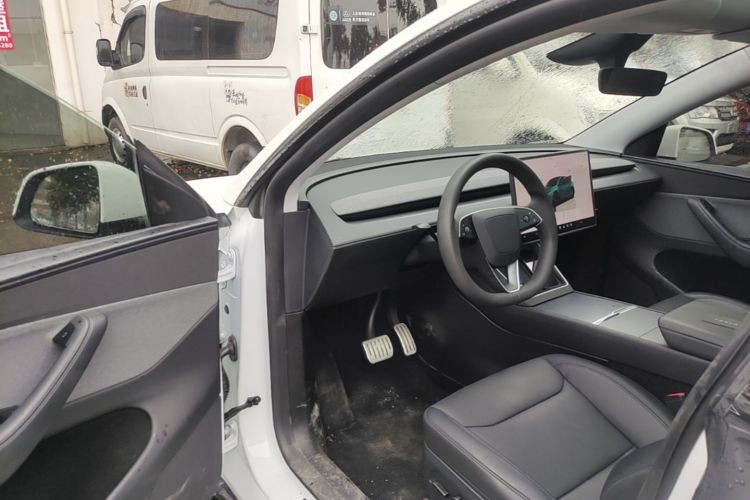 Tesla Model Y 2025 #16 Tesla Model Y 2025 car image #16