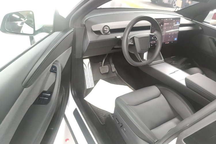 Tesla Model Y 2026 car image #12