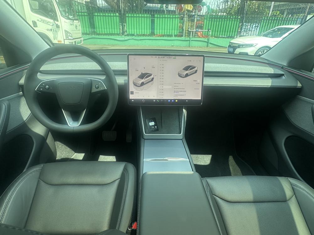 Tesla Model Y 2025 #11 Tesla Model Y 2025 car image #11