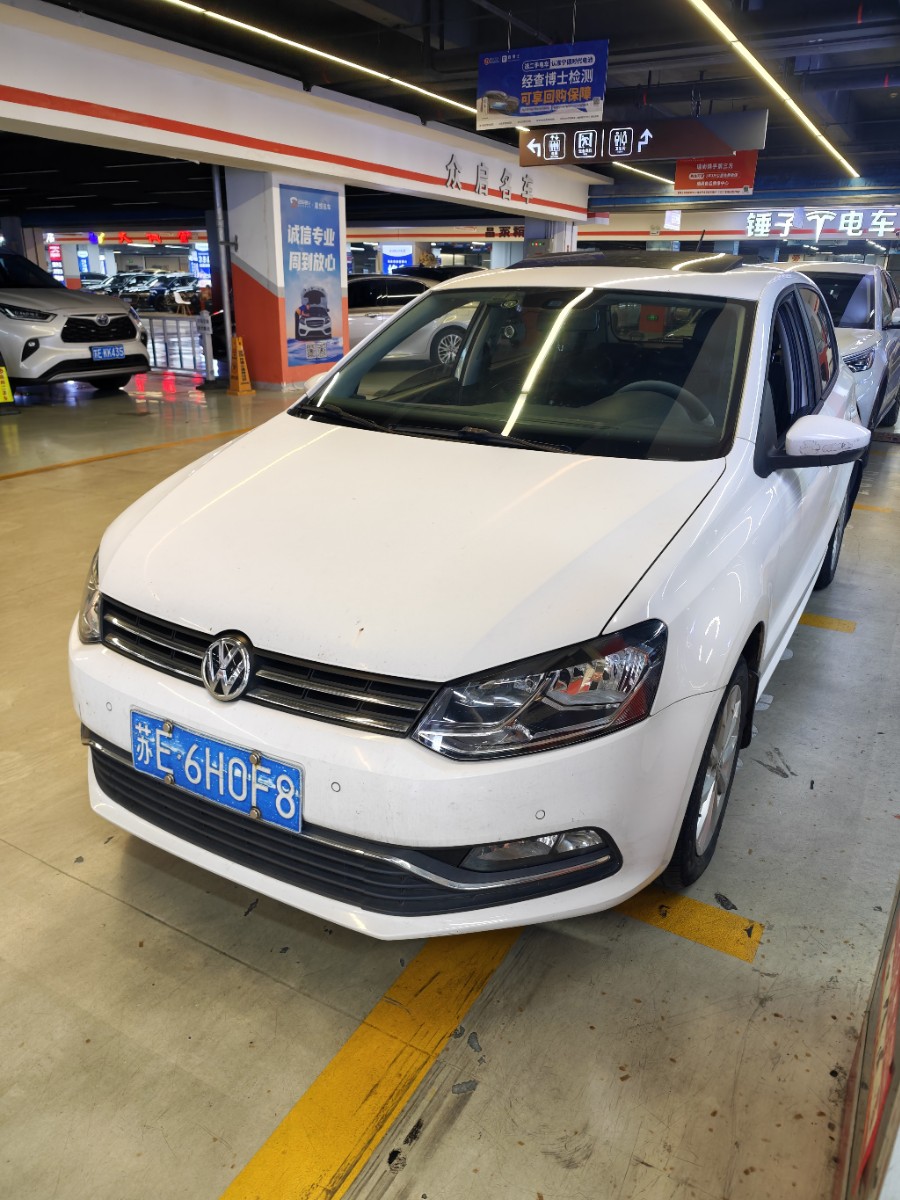 Volkswagen Polo 2015 car image 