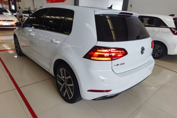 Volkswagen Golf 2020 car image #5