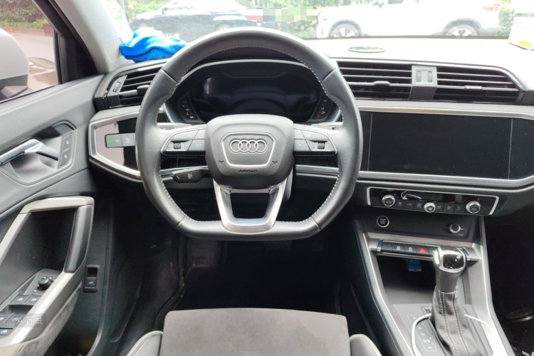 Audi Q3 2022 car image #12