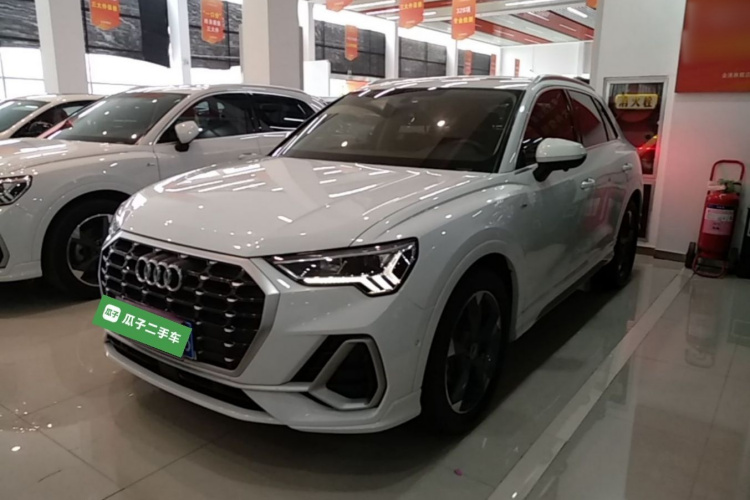 Audi Q3 2022 car image #2
