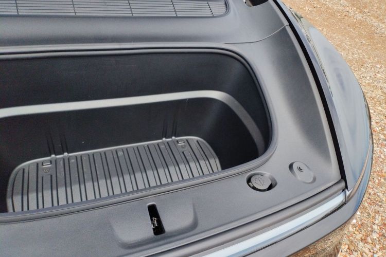 Tesla Model Y 2025 immagine di auto #25