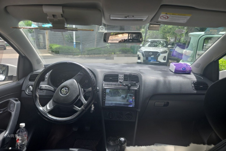 Volkswagen Polo 2015 car image #11