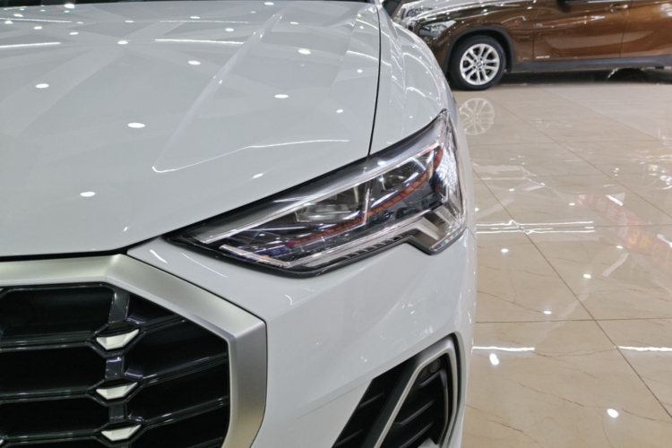 Audi Q3 2022 car image #23