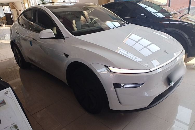 Tesla Model Y 2025 #4 Tesla Model Y 2025 car image #4