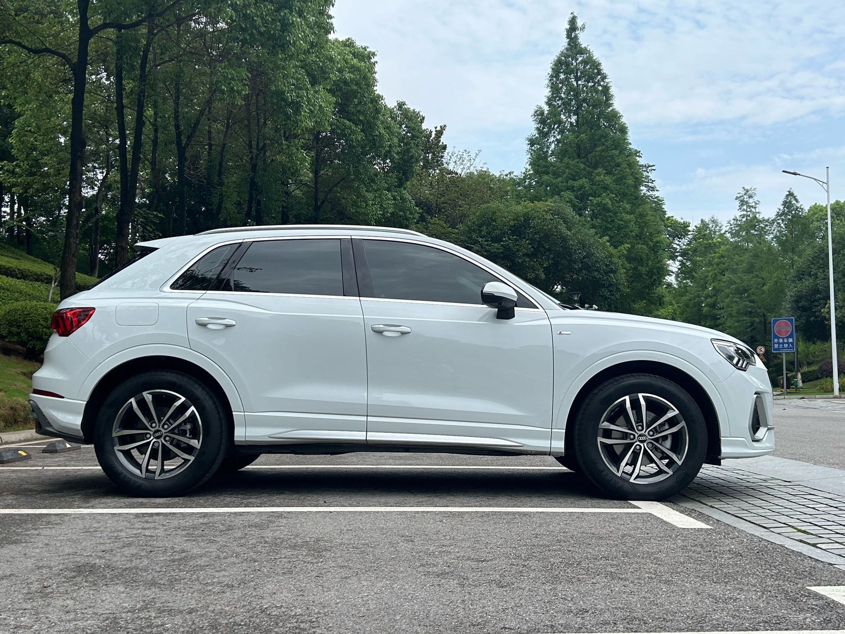 Audi Q3 2022 car image #4