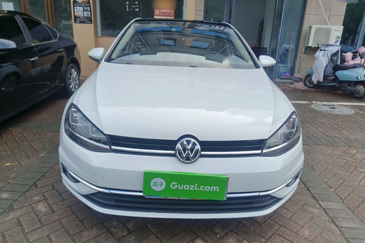 Volkswagen Golf 2018 car image #3
