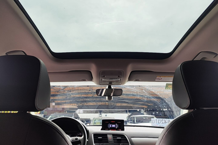 Audi Q3 2018 car image #18