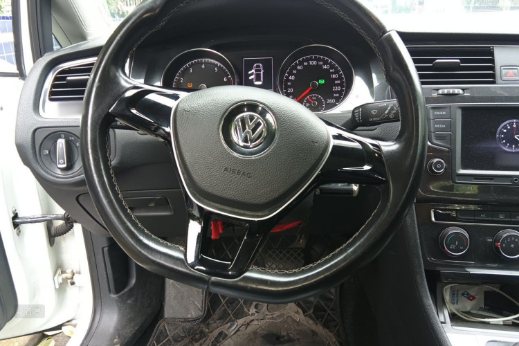 Volkswagen Golf 2017 car image #12