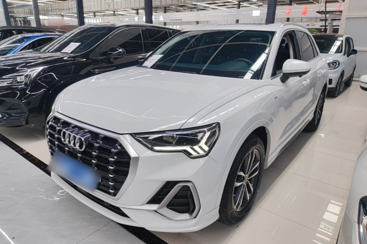 Audi Q3 2022 car image #2