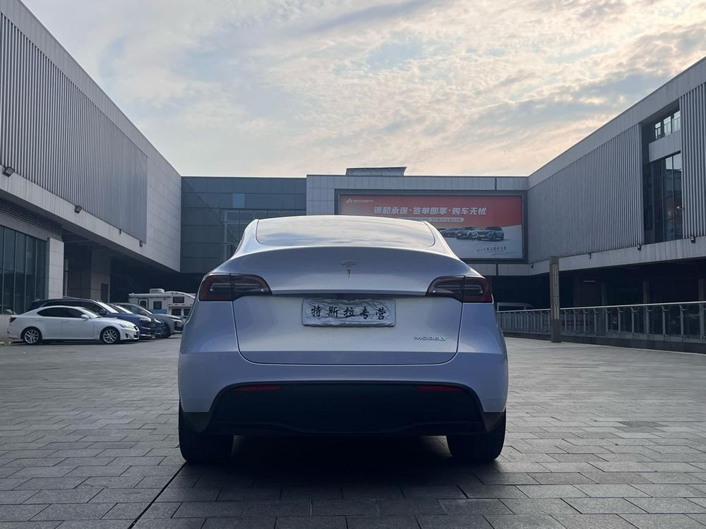 Tesla Model Y 2024 #5 Tesla Model Y 2024 car image #5