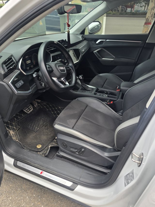 Audi Q3 2022 car image #7