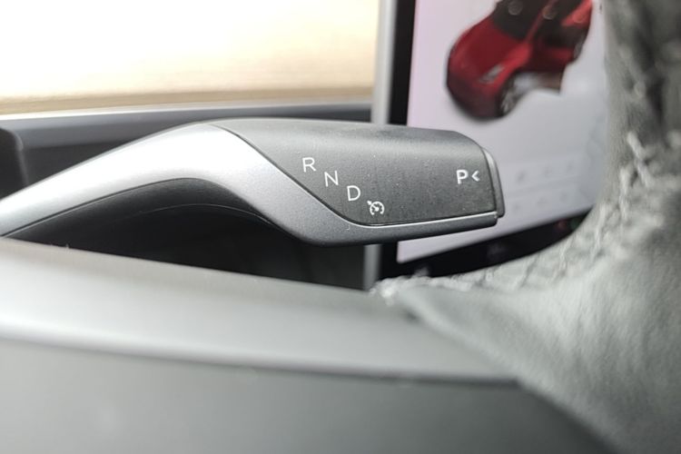 Tesla Model Y 2021 car image #14