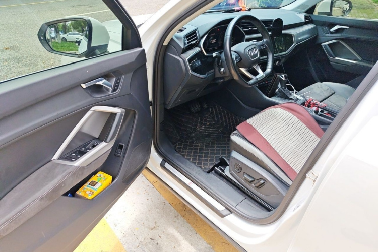 Audi Q3 2024 car image #13