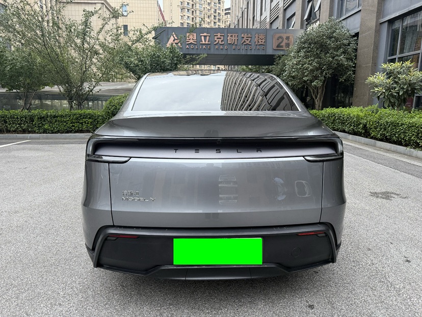Tesla Model Y 2025 #5 Tesla Model Y 2025 car image #5